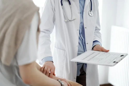 врач оказывает скорую психиатрическую помощь